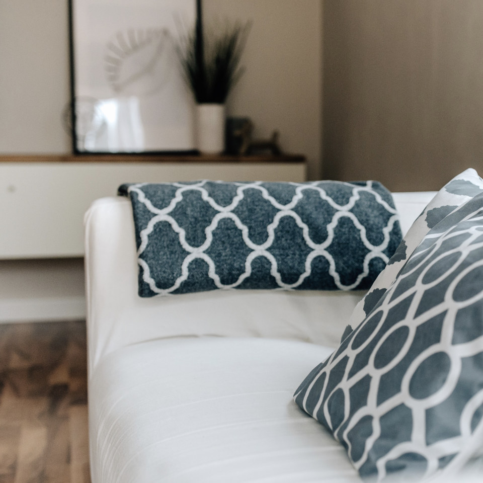 45777b_sofa Sofa mit Kissen und Decke